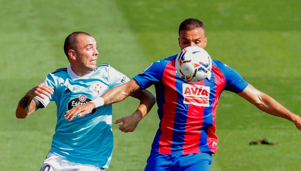 El centrocampista del Eibar, Pedro León y el delantero del Celta de Vigo Iago Aspas El centrocampista del Eibar, Pedro León y el delantero del Celta de Vigo Iago Aspas