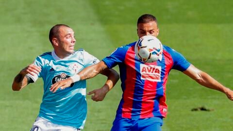 El centrocampista del Eibar, Pedro Le&oacute;n y el delantero del Celta de Vigo Iago Aspas