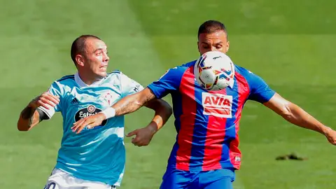 El centrocampista del Eibar, Pedro León y el delantero del Celta de Vigo Iago Aspas El centrocampista del Eibar, Pedro León y el delantero del Celta de Vigo Iago Aspas