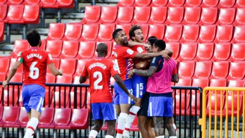 El centrocampista del Granada Luis Milla celebra con sus compa&ntilde;eros su gol ante el Athletic de Bilbao