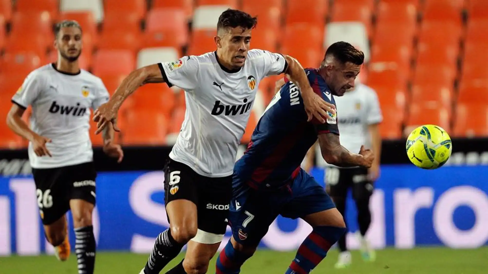  El brasileño Gabriel Paulista, del Valencia CF, lucha con Sergio León, del Levante UD.