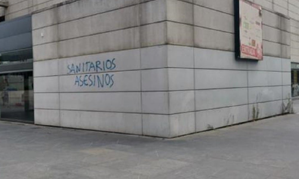 Aparecen varias pintadas de "sanitarios asesinos" en la fachada del Hospital La Paz Aparecen varias pintadas de "sanitarios asesinos" en la fachada del Hospital La Paz