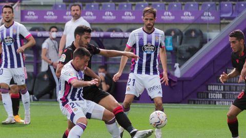  El centrocampista del Valladolid, Federico San Emeterio D&iacute;az, y el centrocampsita de la Real Sociedad, Mikel Merino. 