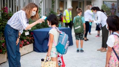 Una trabajadora toma la temperatura a una ni&ntilde;a en un colegio de Barcelona
