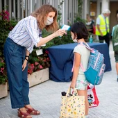 Una trabajadora toma la temperatura a una niña en un colegio de Barcelona Una trabajadora toma la temperatura a una niña en un colegio de Barcelona