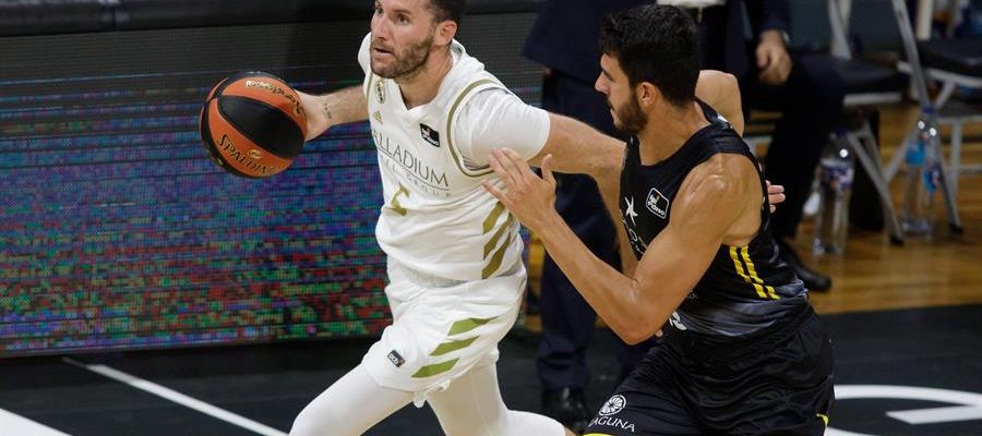 El alero del Real Madrid, Rudy Fernández lleva el balón ante el alero del Iberostar Tenerife, Sergio Rodríguez El alero del Real Madrid, Rudy Fernández lleva el balón ante el alero del Iberostar Tenerife, Sergio Rodríguez