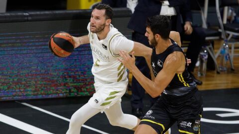 El alero del Real Madrid, Rudy Fern&aacute;ndez lleva el bal&oacute;n ante el alero del Iberostar Tenerife, Sergio Rodr&iacute;guez