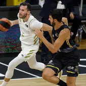 El alero del Real Madrid, Rudy Fernández lleva el balón ante el alero del Iberostar Tenerife, Sergio Rodríguez El alero del Real Madrid, Rudy Fernández lleva el balón ante el alero del Iberostar Tenerife, Sergio Rodríguez