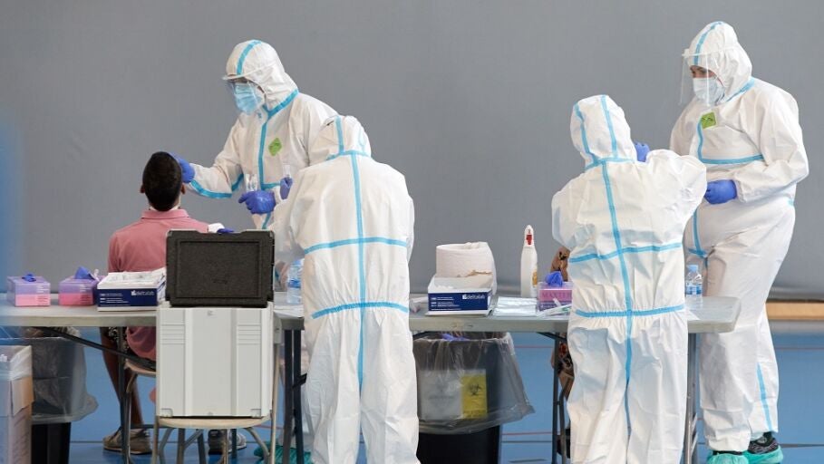 Personal sanitario realiza pruebas PCR en Girona