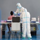 Personal sanitario realiza pruebas PCR en Girona