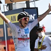 El ciclista esloveno Tadej Pogacar (UAE Team Emirates), celebra la victoria en la 15ª etapa del Tour El ciclista esloveno Tadej Pogacar (UAE Team Emirates), celebra la victoria en la 15ª etapa del Tour
