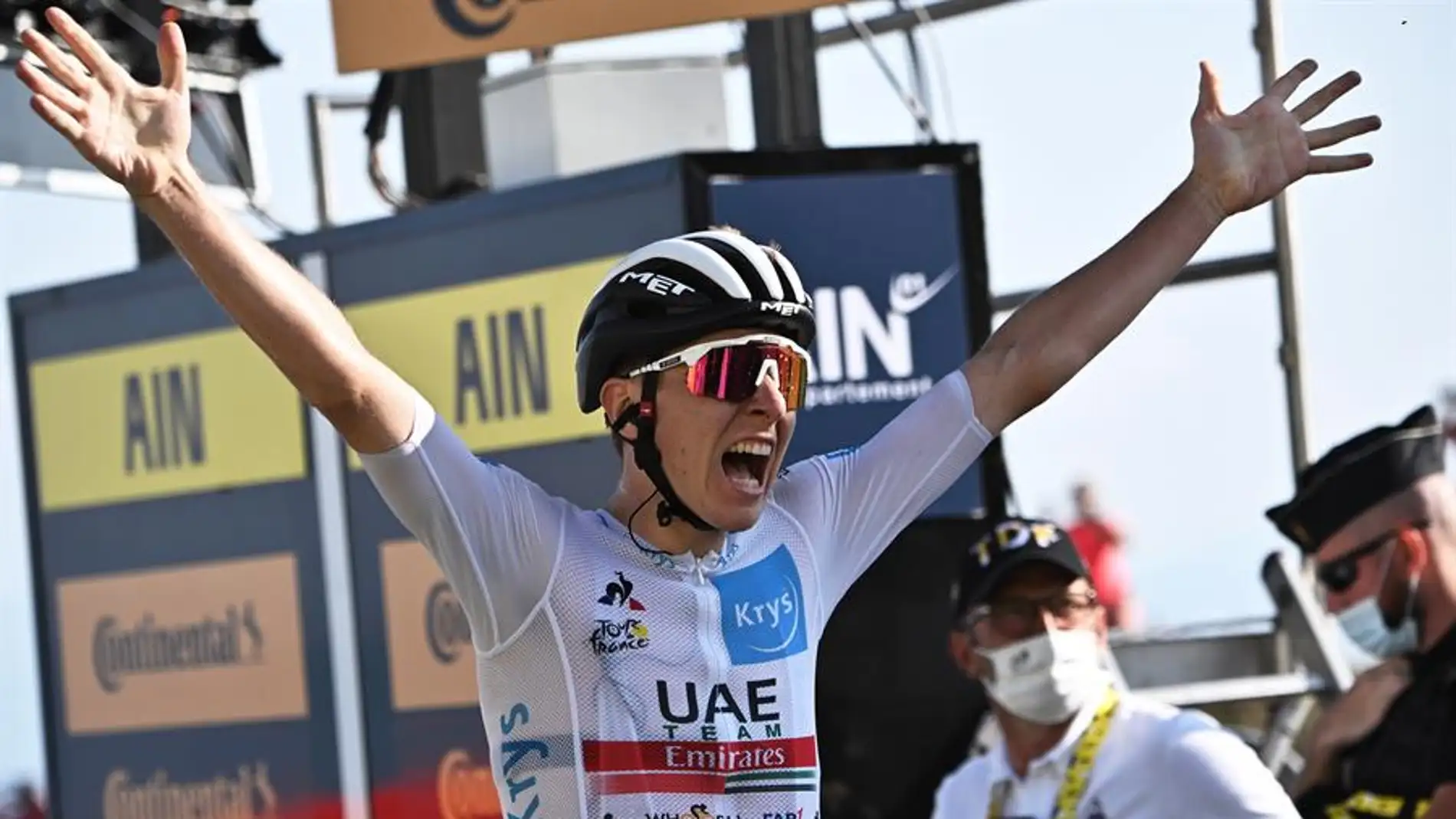 El ciclista esloveno Tadej Pogacar (UAE Team Emirates), celebra la victoria en la 15ª etapa del Tour