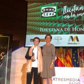 Mari Ángeles Sánchez -a la izquierda-, junto a Carmen Recio, gerente de Onda Cero, tras recoger el reconocimiento 'iIicitana de Honor' otorgado por Onda Cero Elche.