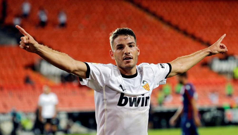  El delantero del Valencia Manu Vallejo celebra su segundo gol, cuarto del equipo ante el Levante.