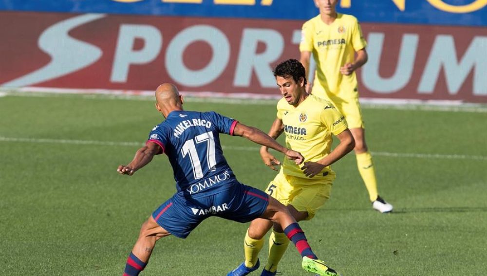  El centrocampista del Villarreal, Daniel Parejo, lucha con Mikel Rico, del Huesca.