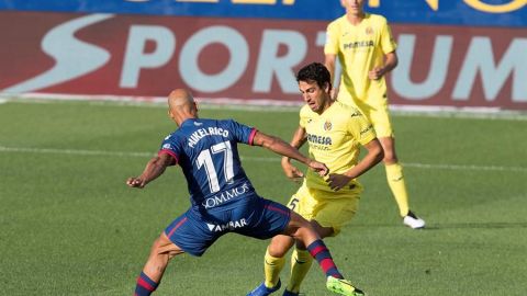  El centrocampista del Villarreal, Daniel Parejo, lucha con Mikel Rico, del Huesca.