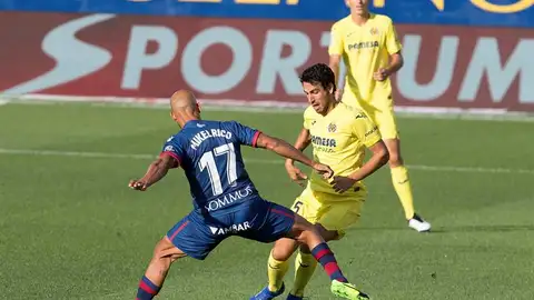 El centrocampista del Villarreal, Daniel Parejo, lucha con Mikel Rico, del Huesca. El centrocampista del Villarreal, Daniel Parejo, lucha con Mikel Rico, del Huesca.