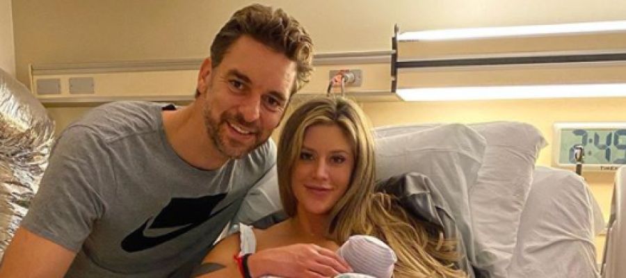 Pau Gasol y Cat Mcdonnell, junto a su hija Elisabet Gianna Gasol Pau Gasol y Cat Mcdonnell, junto a su hija Elisabet Gianna Gasol