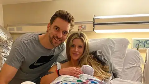 Pau Gasol y Cat Mcdonnell, junto a su hija Elisabet Gianna Gasol Pau Gasol y Cat Mcdonnell, junto a su hija Elisabet Gianna Gasol