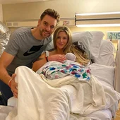 Pau Gasol y Cat Mcdonnell, junto a su hija Elisabet Gianna Gasol Pau Gasol y Cat Mcdonnell, junto a su hija Elisabet Gianna Gasol