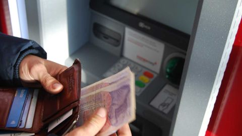 Sacando dinero del cajero