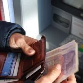 Sacando dinero del cajero