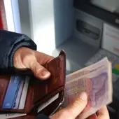 Sacando dinero del cajero Sacando dinero del cajero
