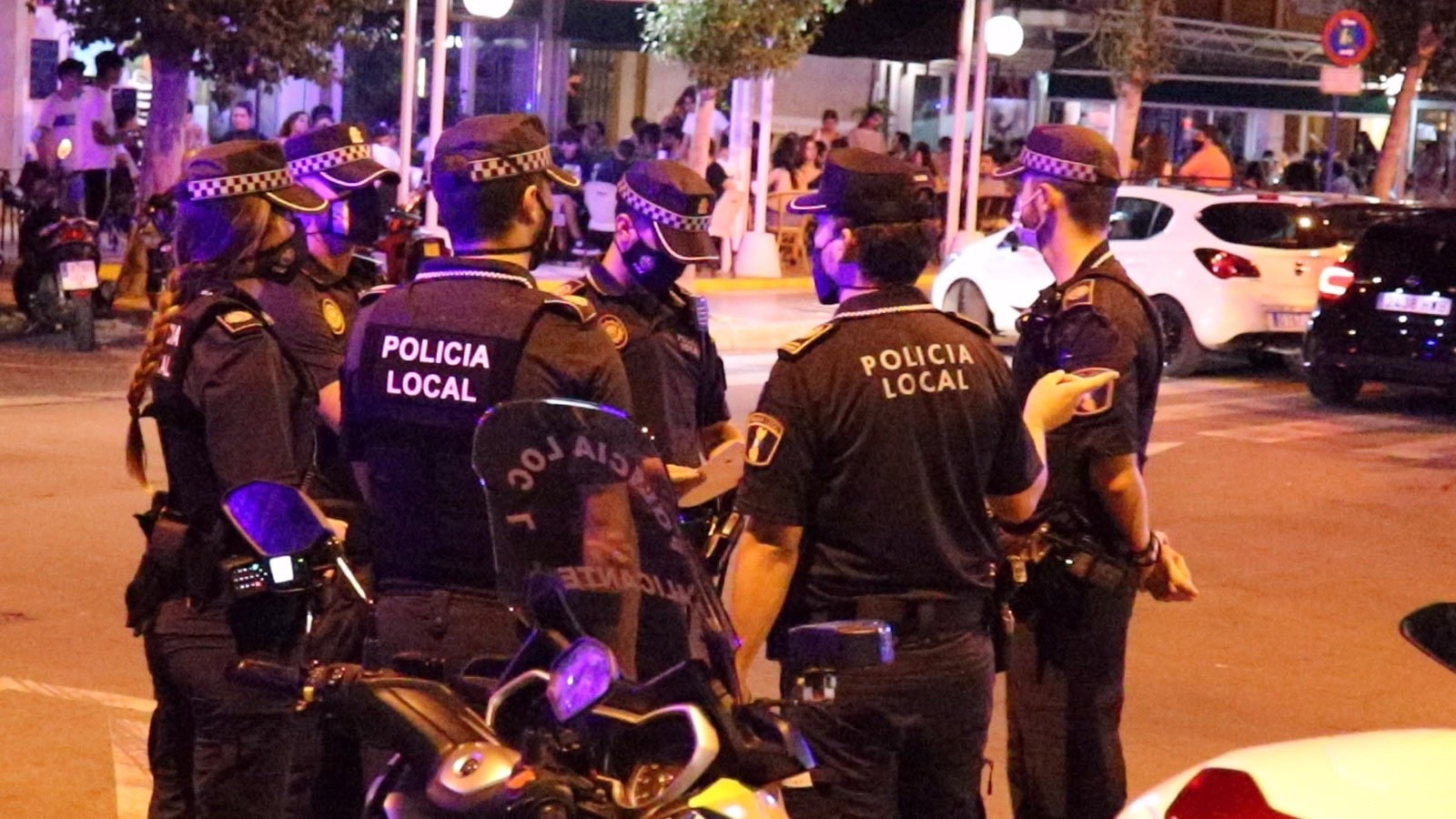 Un hombre da un puñetazo a un policía cuando iban a sancionar su bar Un hombre da un puñetazo a un policía cuando iban a sancionar su bar