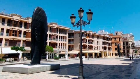 Escultura de Jaume Plensa en la Plaza del Congreso Eucar&iacute;stico de Elche.