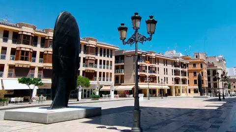 Escultura de Jaume Plensa en la Plaza del Congreso Eucarístico de Elche. Escultura de Jaume Plensa en la Plaza del Congreso Eucarístico de Elche.