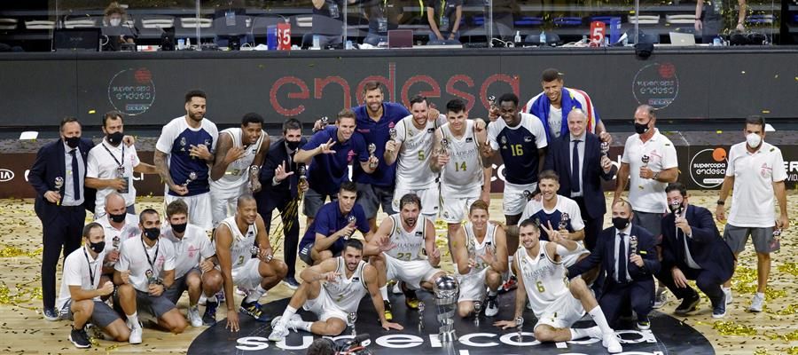 Los jugadores del Real Madrid celebran su victoria al proclamarse campeones de la Supercopa de la liga ACB tras imponerse al Barça Los jugadores del Real Madrid celebran su victoria al proclamarse campeones de la Supercopa de la liga ACB tras imponerse al Barça