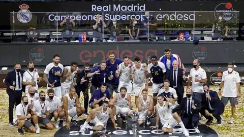 Los jugadores del Real Madrid celebran su victoria al proclamarse campeones de la Supercopa de la liga ACB tras imponerse al Barça Los jugadores del Real Madrid celebran su victoria al proclamarse campeones de la Supercopa de la liga ACB tras imponerse al Barça