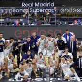Los jugadores del Real Madrid celebran su victoria al proclamarse campeones de la Supercopa de la liga ACB tras imponerse al Barça