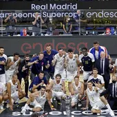 Los jugadores del Real Madrid celebran su victoria al proclamarse campeones de la Supercopa de la liga ACB tras imponerse al Barça Los jugadores del Real Madrid celebran su victoria al proclamarse campeones de la Supercopa de la liga ACB tras imponerse al Barça
