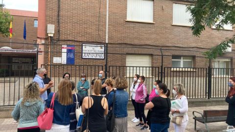 El director del instituto habla con un grupo de padres a las puertas del centro