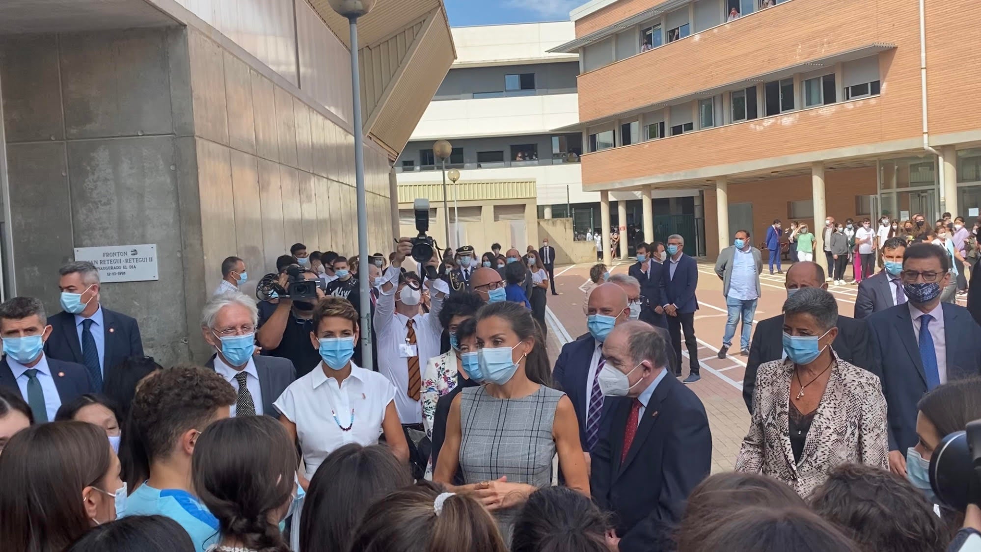 La Reina Letizia inaugura el curso escolar con aglomeraciones en patios y alrededores La Reina Letizia inaugura el curso escolar con aglomeraciones en patios y alrededores