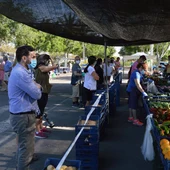 El concejal Carlos Sánchez, en una imagen de archivo de su visita a los mercadillos cuando reanudaron su actividad El concejal Carlos Sánchez, en una imagen de archivo de su visita a los mercadillos cuando reanudaron su actividad