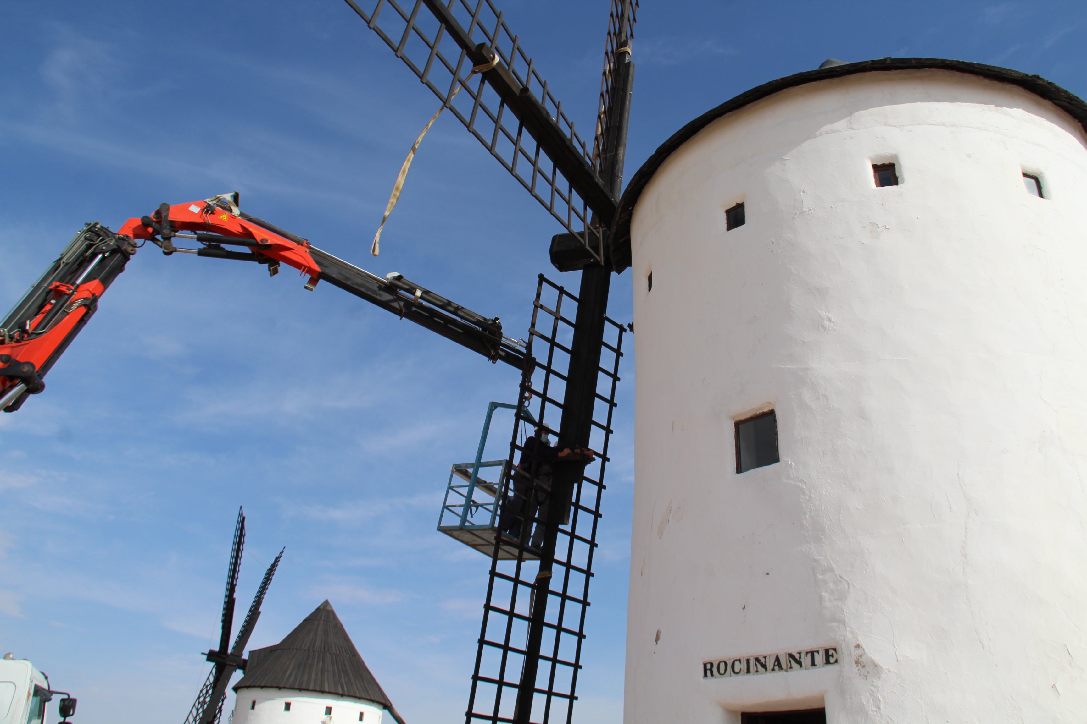 Comienzan las labores de restauración de los molinos del Cerro San Antón Comienzan las labores de restauración de los molinos del Cerro San Antón
