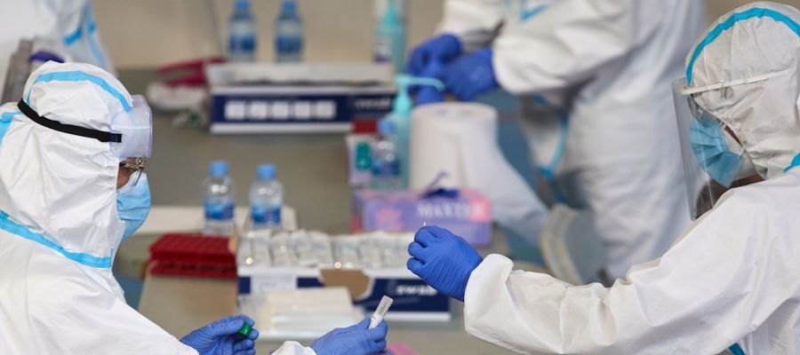 Personal sanitario realizan pruebas PCR Personal sanitario realizan pruebas PCR