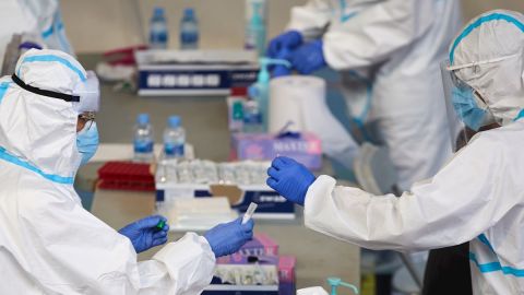 Personal sanitario realizan pruebas PCR