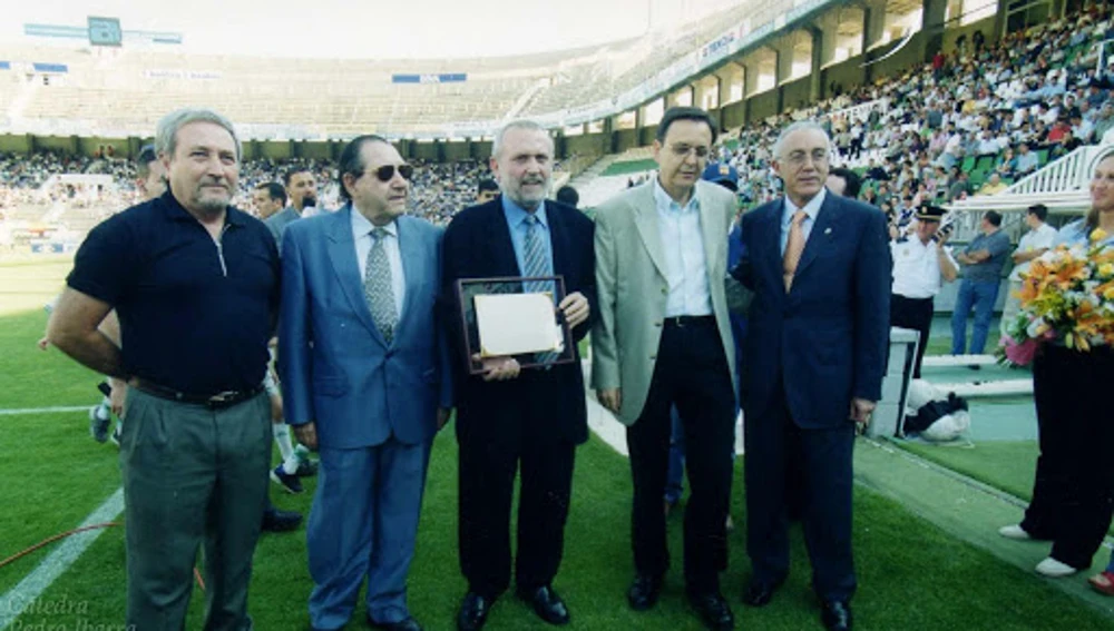 Homenaje a Joaquín Serrano en el estadio Martínez Valero. 