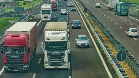 Coches circulando por la carretera Coches circulando por la carretera