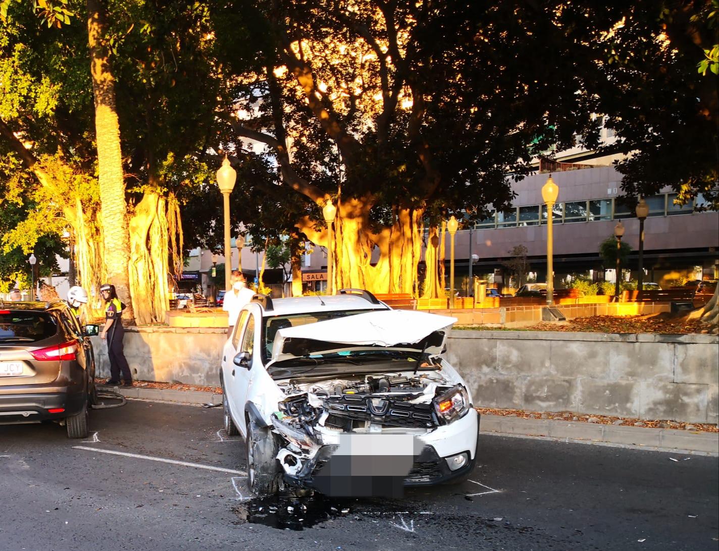 Un conductor bebido invade el sentido contrario y colisiona con otro vehículo Un conductor bebido invade el sentido contrario y colisiona con otro vehículo