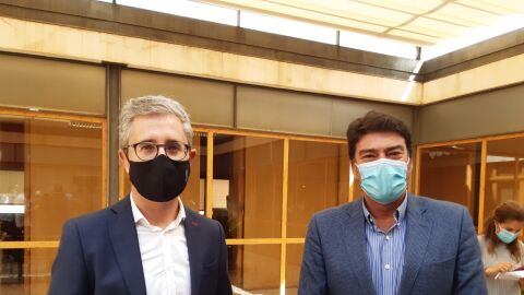 El conseller y el alcalde en el patio de alcald&iacute;a