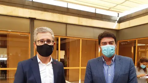 El conseller y el alcalde en el patio de alcaldía El conseller y el alcalde en el patio de alcaldía