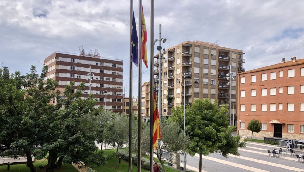 Imagen de la bandera del ayuntamiento de Almassora a media asta. 