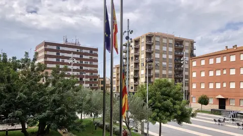 Imagen de la bandera del ayuntamiento de Almassora a media asta. Convoca un minuto de silencio mañana para condenar los hechos