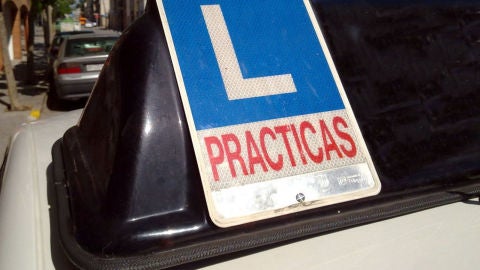 Coche de pr&aacute;cticas de una autoescuela