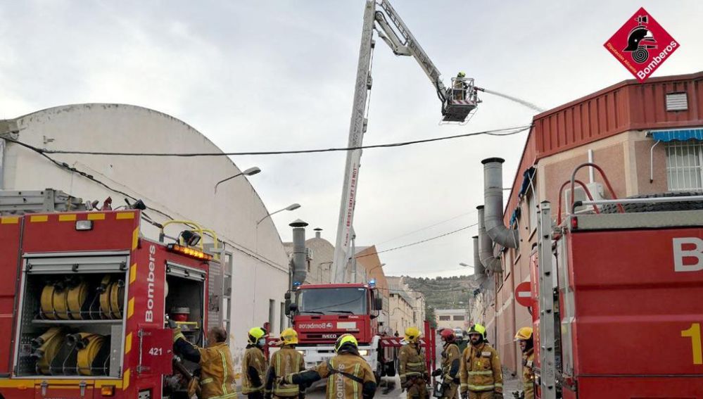 Bomberos en la fábrica de Elda.