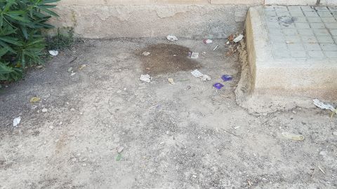 Preservativos y jeringuillas a la puerta del colegio El Palmeral